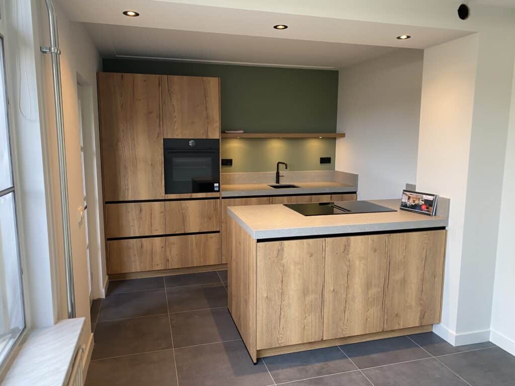 Houten keuken met Schiereiland